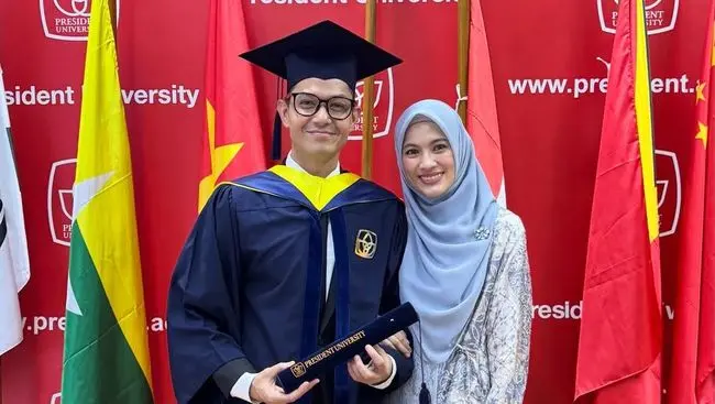 Kebahagiaan Dude Harlino, Raih Gelar Magister Didampingi Alyssa Soebandono