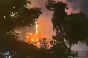 Kebakaran Papan Reklame di Samping Mal Sarinah Tak Ada Korban Jiwa
