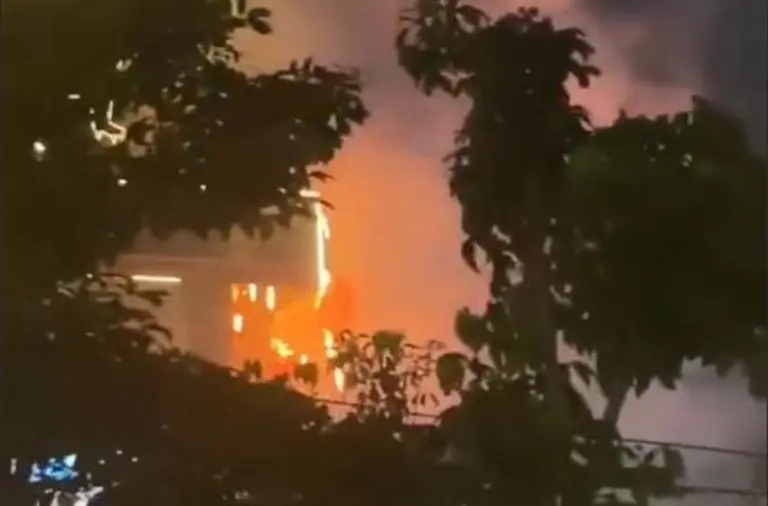 Kebakaran Papan Reklame di Samping Mal Sarinah Tak Ada Korban Jiwa Kebakaran Papan Reklame di Samping Mal Sarinah Tak Ada Korban Jiwa