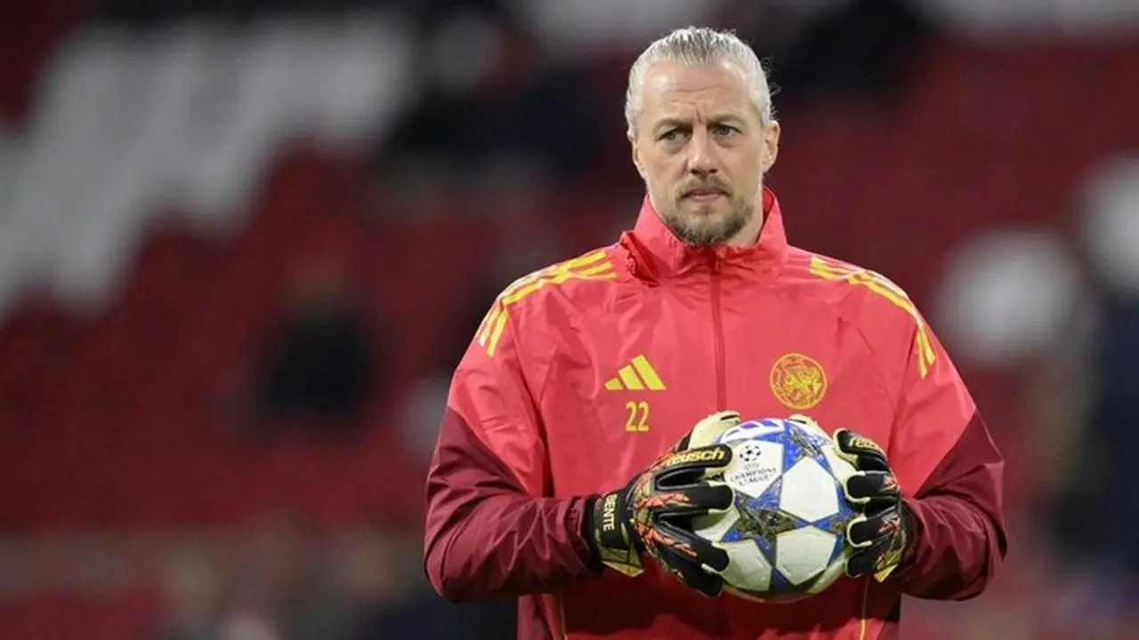Remko Pasveer Hengkang, Ajax Bidik Maarten Paes sebagai Kiper Utama Baru Remko Pasveer Hengkang, Ajax Bidik Maarten Paes sebagai Kiper Utama Baru