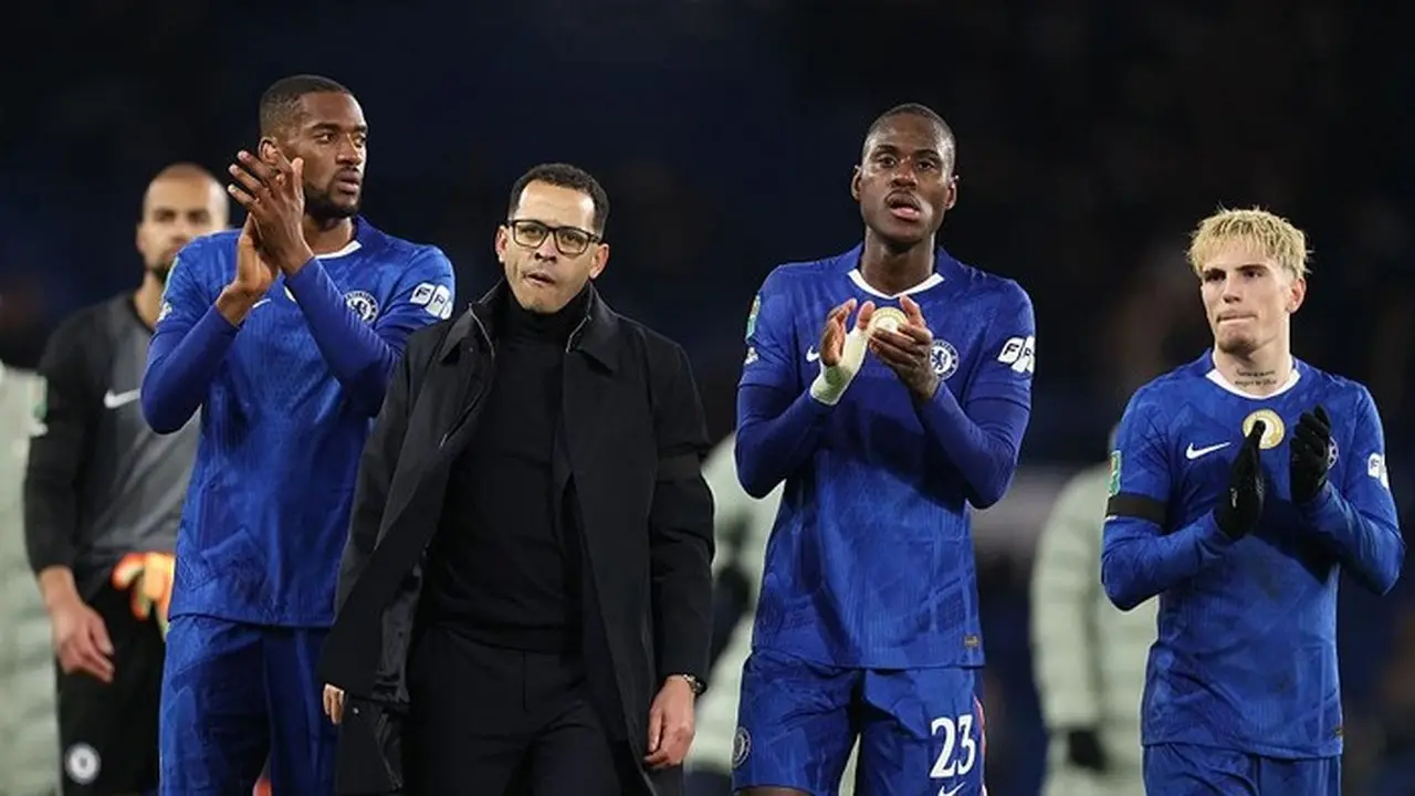 Liam Rosenior Fokus Taktik, Tak Ikut Campur Urusan Transfer Pemain Chelsea