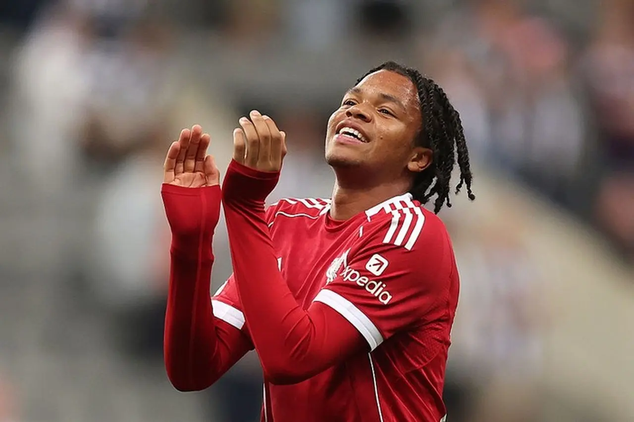 Arne Slot dan Richard Hughes Bersitegang di Liverpool Terkait Nasib Pemain Muda Rio Ngumoha