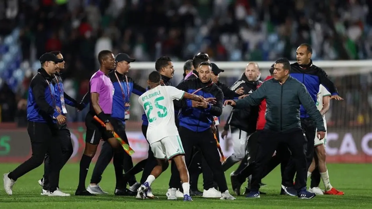 Timnas Aljazair Protes Keras Wasit Hingga ke Lorong Stadion Usai Didepak Nigeria Timnas Aljazair Protes Keras Wasit Hingga ke Lorong Stadion Usai Didepak Nigeria