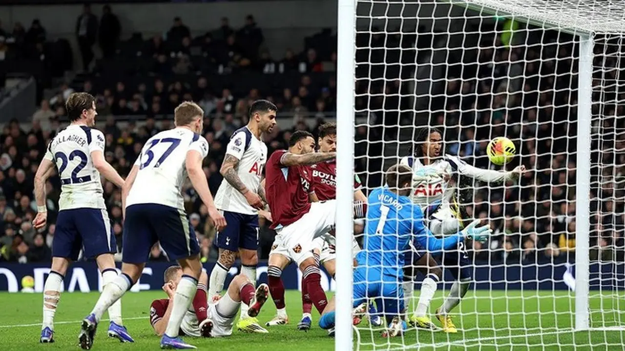 Tottenham Hotspur Takluk 1-2 dari West Ham United di Kandang Sendiri Tottenham Hotspur Takluk 1-2 dari West Ham United di Kandang Sendiri