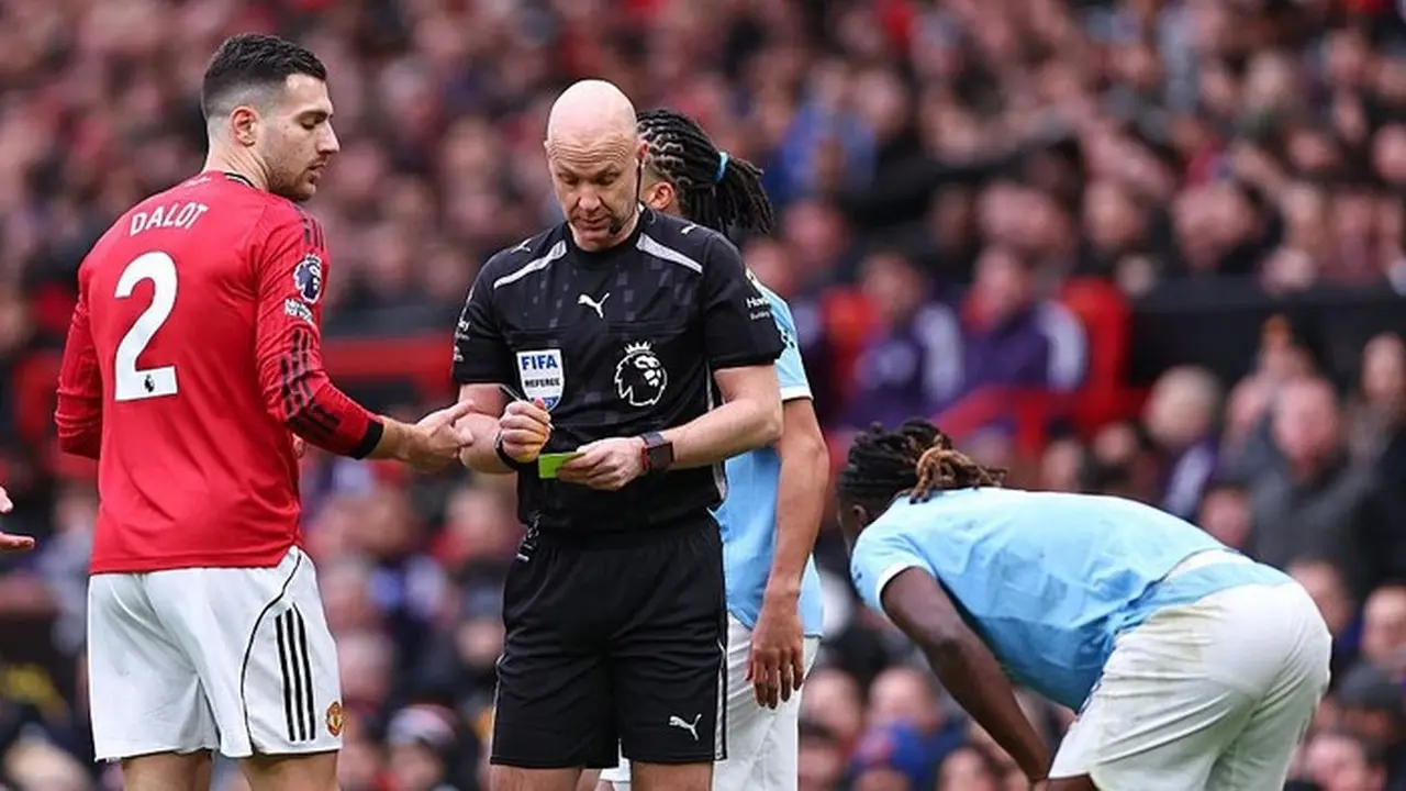 Derby Manchester: Diogo Dalot Lolos Kartu Merah, Liga Inggris Beri Penjelasan