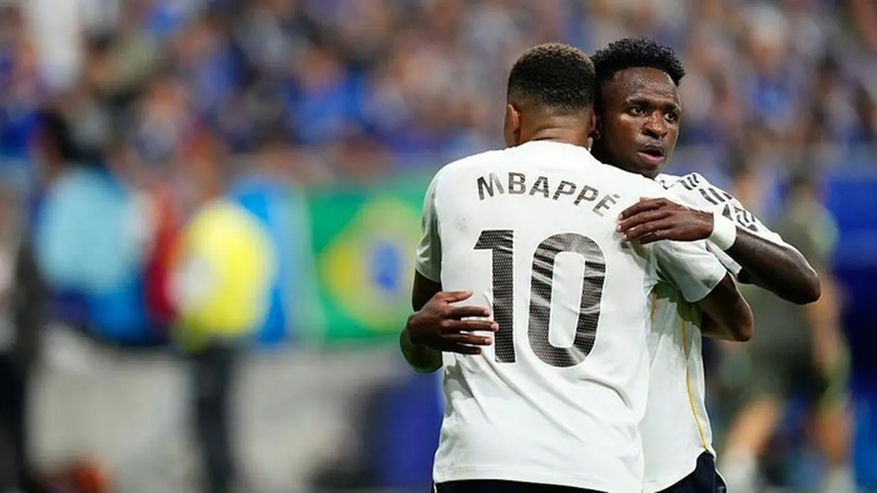 Kylian Mbappe Bela Vinicius Junior dari Cemoohan Fans Real Madrid Kylian Mbappe Bela Vinicius Junior dari Cemoohan Fans Real Madrid