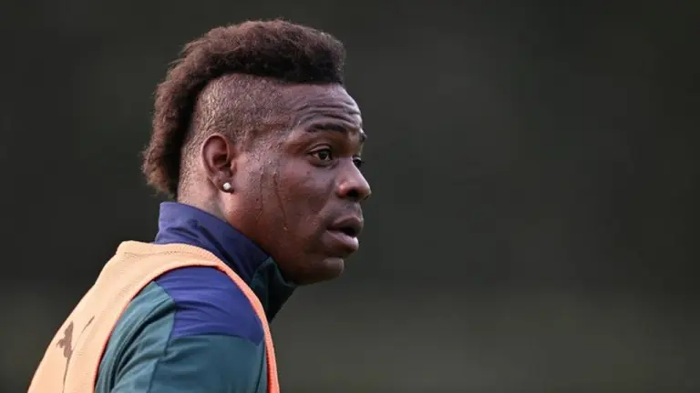 Mario Balotelli Resmi Gabung Al-Ittifaq di Dubai, Teken Kontrak 2,5 Tahun Mario Balotelli Resmi Gabung Al-Ittifaq di Dubai, Teken Kontrak 2,5 Tahun