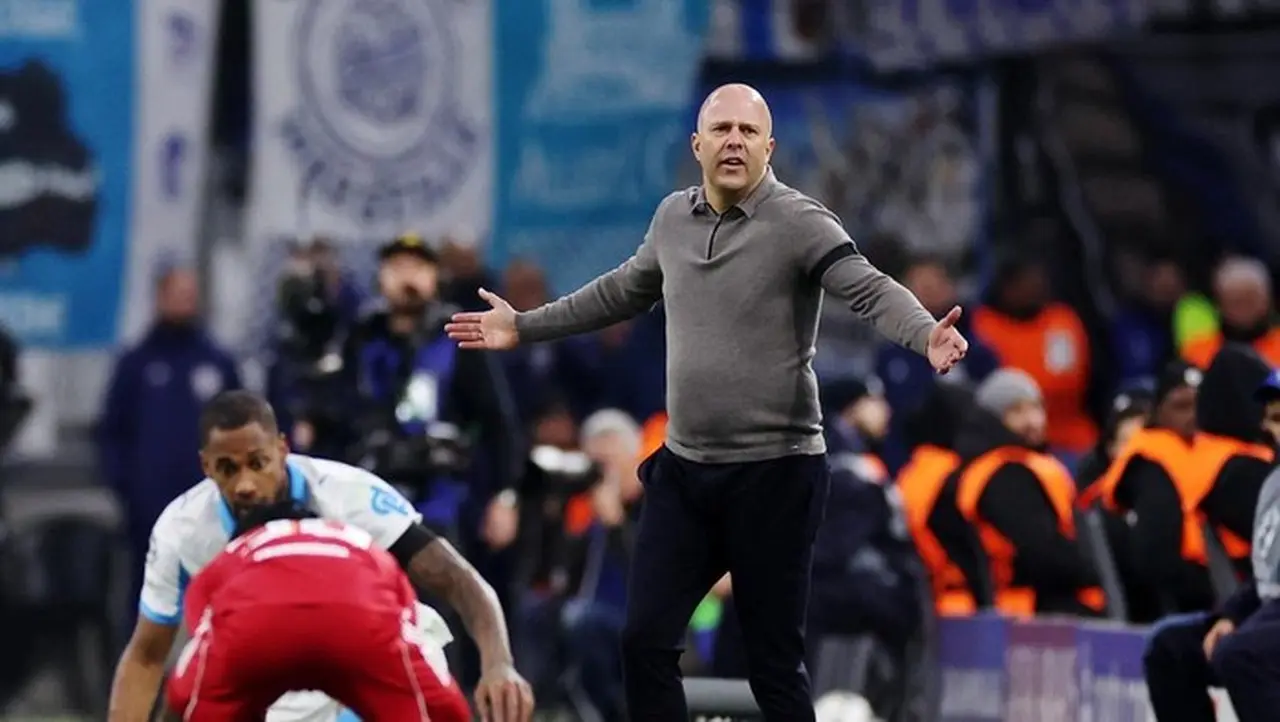 Steven Gerrard: Arne Slot Harus Cari Solusi Hadapi Tim Bertahan, Bukan Mengeluh Steven Gerrard: Arne Slot Harus Cari Solusi Hadapi Tim Bertahan, Bukan Mengeluh