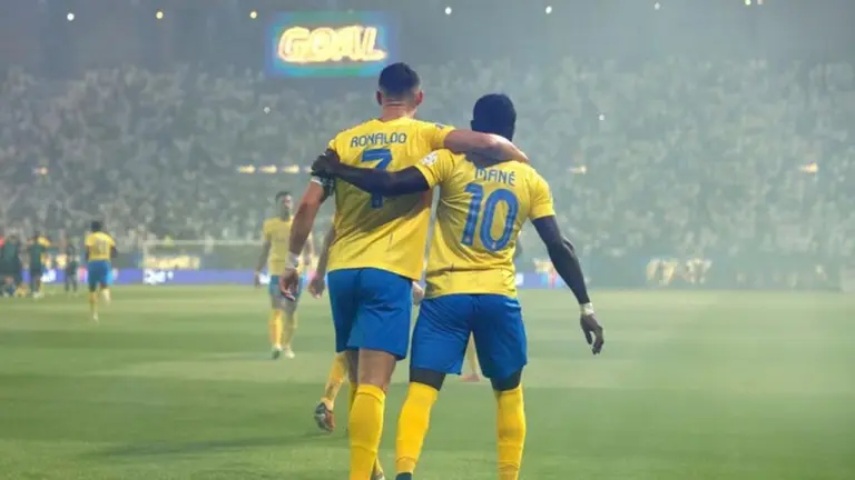 Cristiano Ronaldo Beri Kejutan Perayaan Trofi Piala Afrika untuk Sadio Mane di Al Nassr
