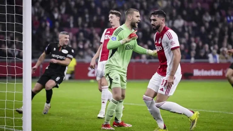 Debut Maarten Paes di Ajax: Puas dengan Penyelamatan, Akui Belum dalam Performa Puncak Debut Maarten Paes di Ajax: Puas dengan Penyelamatan, Akui Belum dalam Performa Puncak
