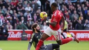 Arne Slot Akui Liverpool Beruntung Raih Tiga Poin di Markas Nottingham Forest