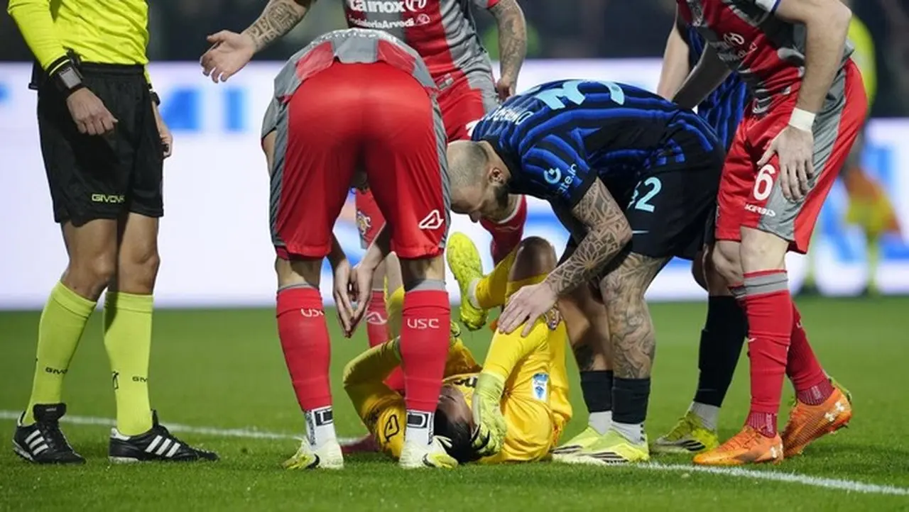Emil Audero Terkena Flare di Laga Cremonese vs Inter Milan, Pelatih Davide Nicola Cemas Emil Audero Terkena Flare di Laga Cremonese vs Inter Milan, Pelatih Davide Nicola Cemas