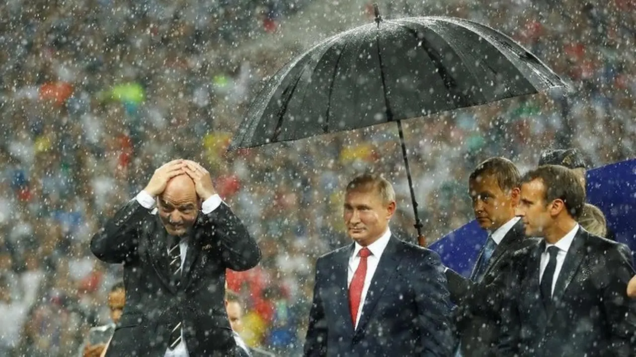 Presiden FIFA Usulkan Pencabutan Sanksi Larangan Bertanding untuk Rusia Presiden FIFA Usulkan Pencabutan Sanksi Larangan Bertanding untuk Rusia