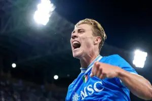Legenda MU Teddy Sheringham Sarankan Klub Pulangkan Rasmus Hojlund dari Napoli