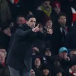Tertawa di Pinggir Lapangan, Mikel Arteta Diganjar Kartu Kuning oleh Wasit