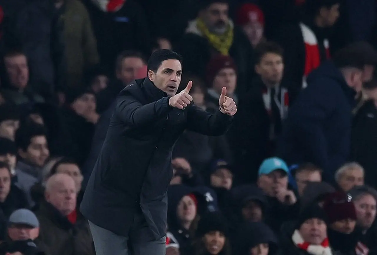 Tertawa di Pinggir Lapangan, Mikel Arteta Diganjar Kartu Kuning oleh Wasit Tertawa di Pinggir Lapangan, Mikel Arteta Diganjar Kartu Kuning oleh Wasit