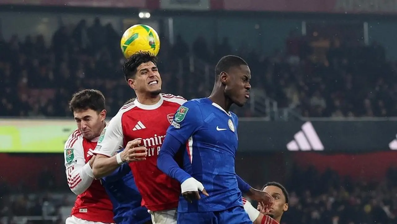 Taktik Nekat Chelsea: Tiga Pemain Maju Saat Korner Arsenal, Strategi Baru Hentikan Set-Piece Maut? Taktik Nekat Chelsea: Tiga Pemain Maju Saat Korner Arsenal, Strategi Baru Hentikan Set-Piece Maut?