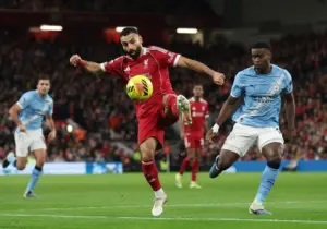 Arne Slot Frustrasi: Bek Man City Guehi Seharusnya Diusir, Bukan Szoboszlai