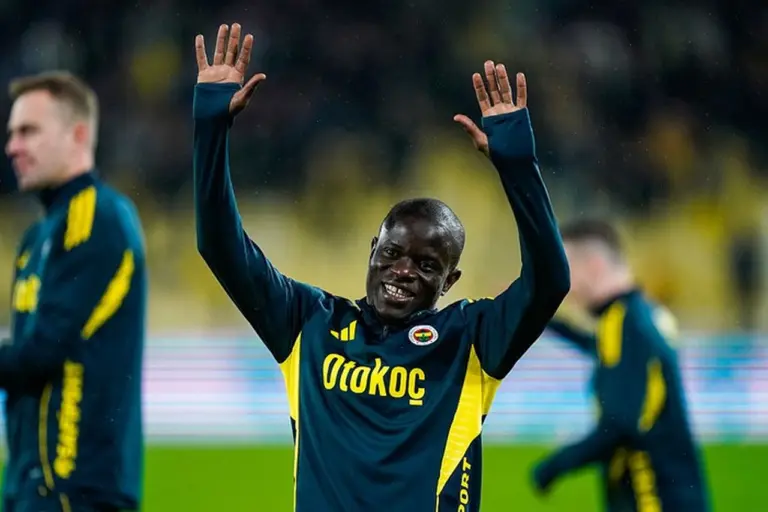 Debut Manis N’Golo Kante Bersama Fenerbahce, Kesederhanaan Tetap Terpancar Debut Manis N’Golo Kante Bersama Fenerbahce, Kesederhanaan Tetap Terpancar