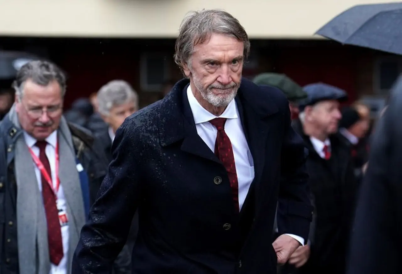 Sir Jim Ratcliffe Akui Tak Populer di MU, Fokus Benahi Keuangan Klub Sir Jim Ratcliffe Akui Tak Populer di MU, Fokus Benahi Keuangan Klub