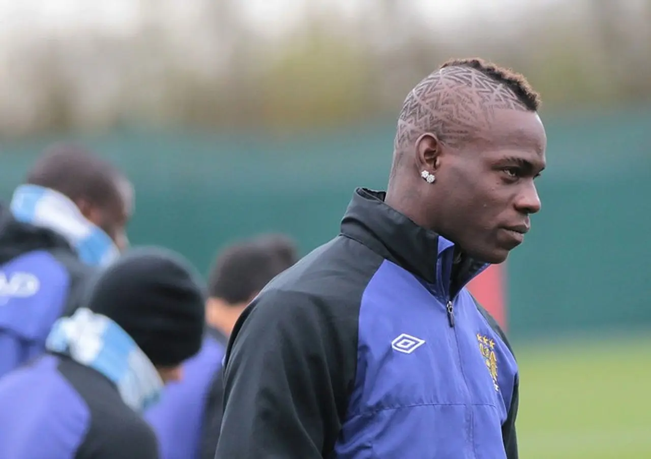 Mario Balotelli Alami Serangan Rasisme di Liga Uni Emirat Arab Mario Balotelli Alami Serangan Rasisme di Liga Uni Emirat Arab