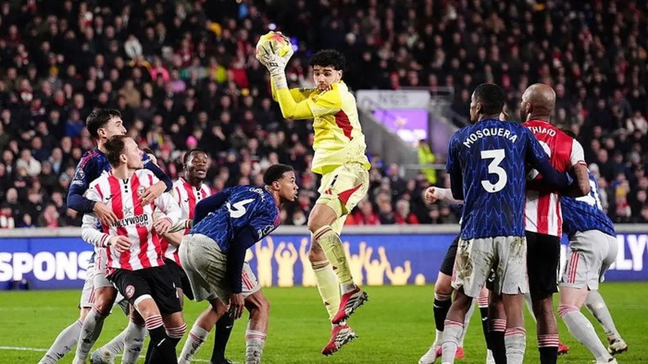 David Raya Tak Khawatir Jarak Poin Arsenal dengan Man City Menyempit David Raya Tak Khawatir Jarak Poin Arsenal dengan Man City Menyempit