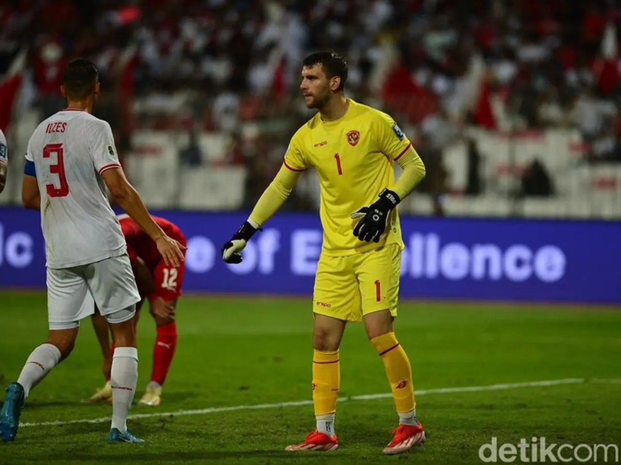 Simon Tahamata Sambut Kepindahan Maarten Paes ke Ajax dengan Gembira Simon Tahamata Sambut Kepindahan Maarten Paes ke Ajax dengan Gembira
