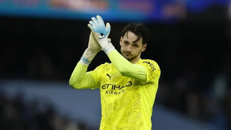 James Trafford Buktikan Kesiapan Saat Manchester City Kalahkan Salford di Piala FA James Trafford Buktikan Kesiapan Saat Manchester City Kalahkan Salford di Piala FA