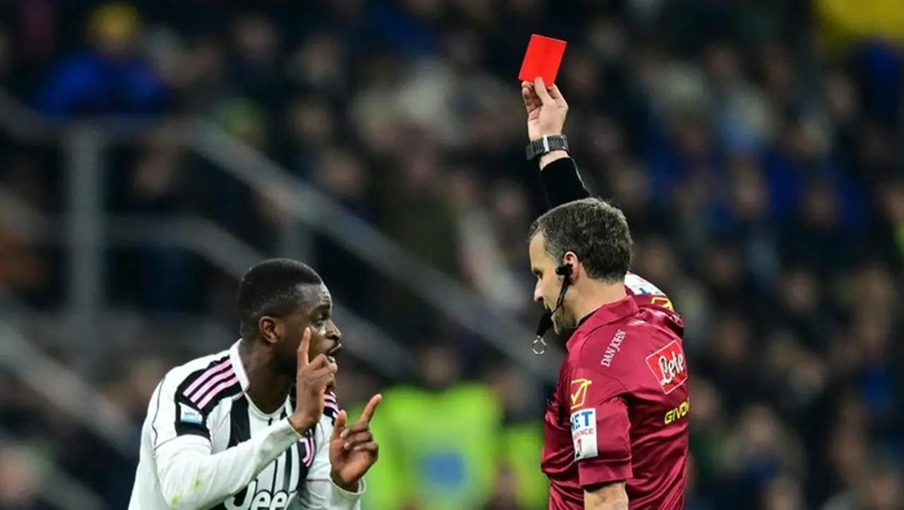 Kontroversi Kartu Merah Kalulu: Bastoni Disorot, Wasit La Pena Dikecam Petinggi Juventus Kontroversi Kartu Merah Kalulu: Bastoni Disorot, Wasit La Pena Dikecam Petinggi Juventus