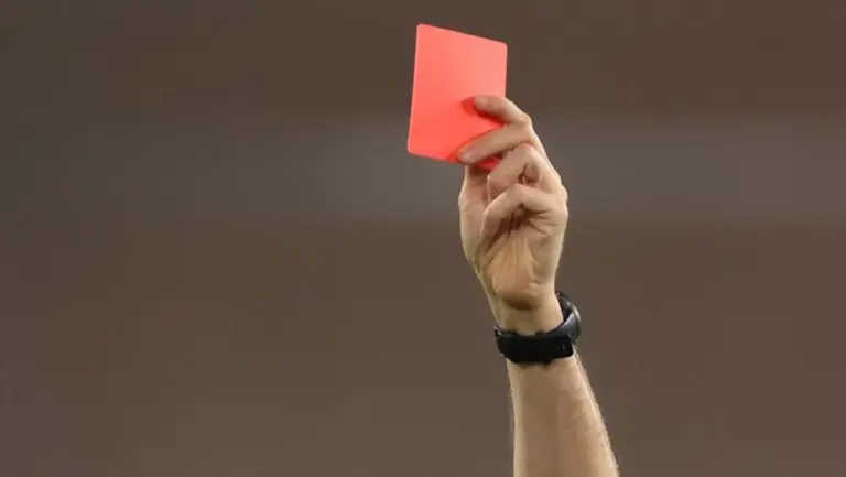 Kontroversi Kartu Merah di Serie A: Pemain Verona Diusir Gara-gara Protes Keputusan Wasit Kontroversi Kartu Merah di Serie A: Pemain Verona Diusir Gara-gara Protes Keputusan Wasit