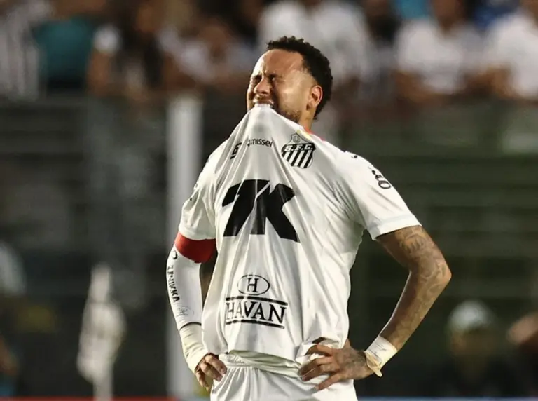 Neymar Kembali Merumput Usai Cedera, Langsung Disambut Tekel Keras Pemain Lawan Neymar Kembali Merumput Usai Cedera, Langsung Disambut Tekel Keras Pemain Lawan
