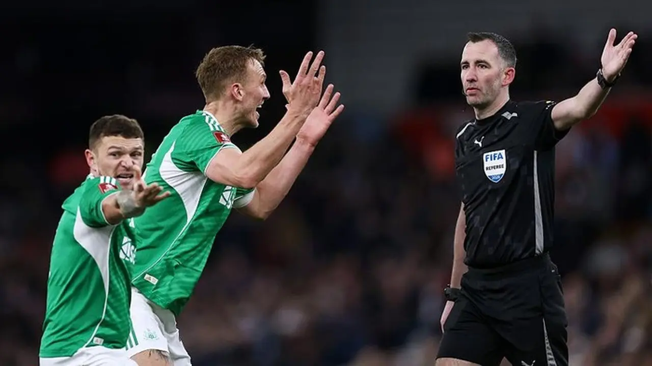 Wasit Chris Kavanagh Diistirahatkan dari Premier League Pasca Kontroversi Piala FA Wasit Chris Kavanagh Diistirahatkan dari Premier League Pasca Kontroversi Piala FA