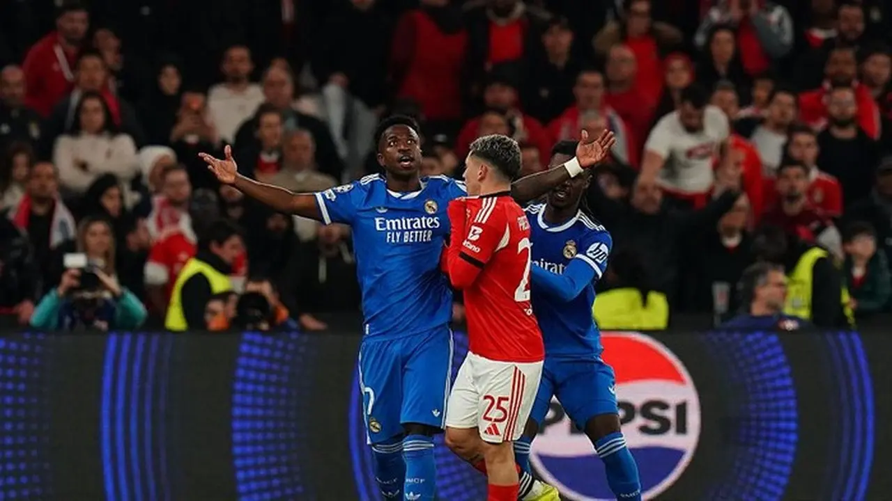 Vinicius Jr Mogok Main Usai Diejek Monyet oleh Pemain Benfica, Laga Liga Champions Sempat Terhenti Vinicius Jr Mogok Main Usai Diejek Monyet oleh Pemain Benfica, Laga Liga Champions Sempat Terhenti