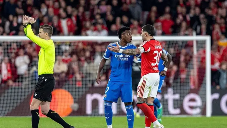 Gesture ‘X’ Wasit: Protokol Anti-Rasisme Diaktifkan Saat Vinicius Jr Lapor Pelecehan di Laga Benfica vs Real Madrid Gesture ‘X’ Wasit: Protokol Anti-Rasisme Diaktifkan Saat Vinicius Jr Lapor Pelecehan di Laga Benfica vs Real Madrid