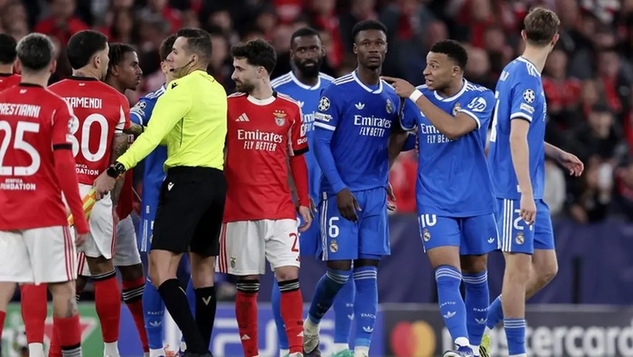 Mbappe Murka Usai Vinicius Junior Dituding Dihina ‘Monyet’ oleh Pemain Benfica Mbappe Murka Usai Vinicius Junior Dituding Dihina ‘Monyet’ oleh Pemain Benfica