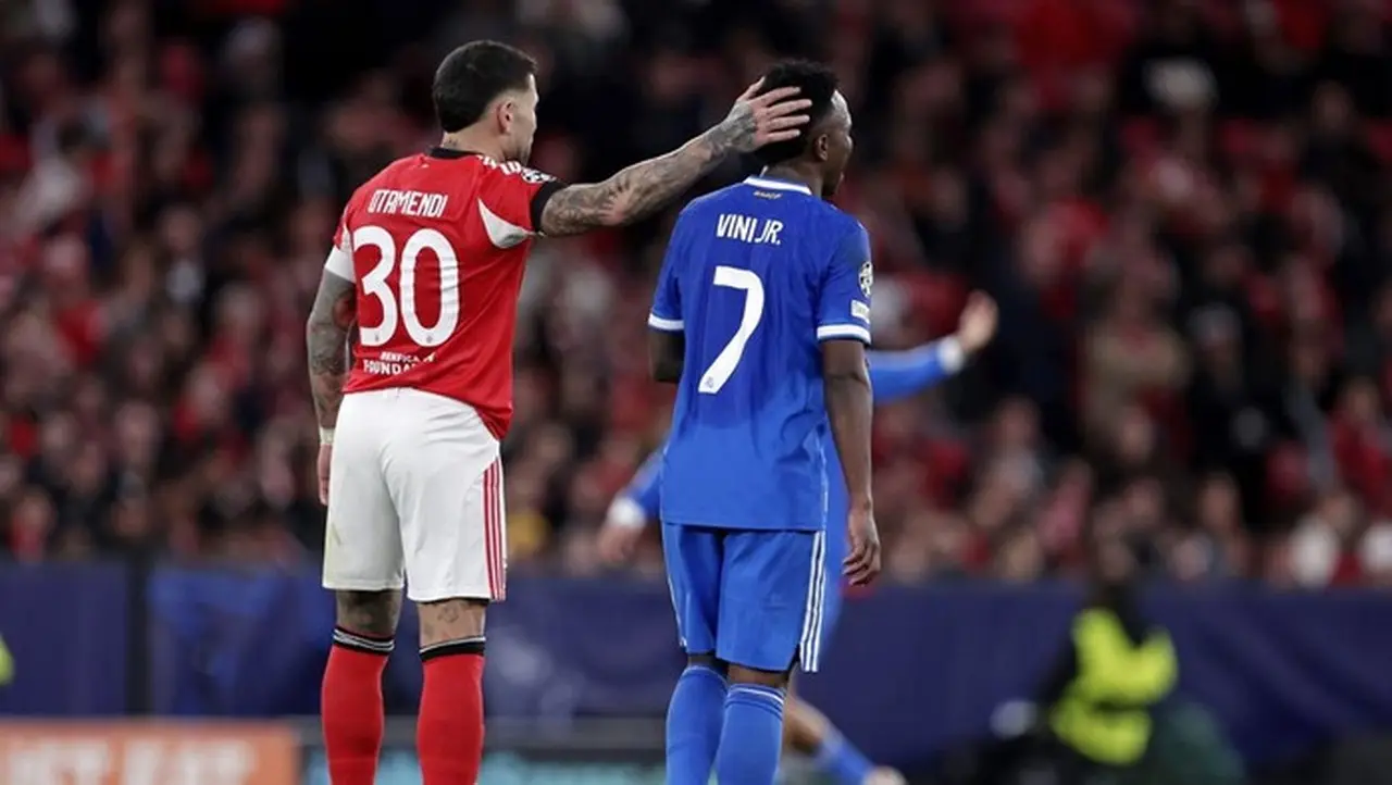 Wesley Sneijder Kecam Nicolas Otamendi Pamer Tato Piala Dunia ke Vinicius Junior Wesley Sneijder Kecam Nicolas Otamendi Pamer Tato Piala Dunia ke Vinicius Junior