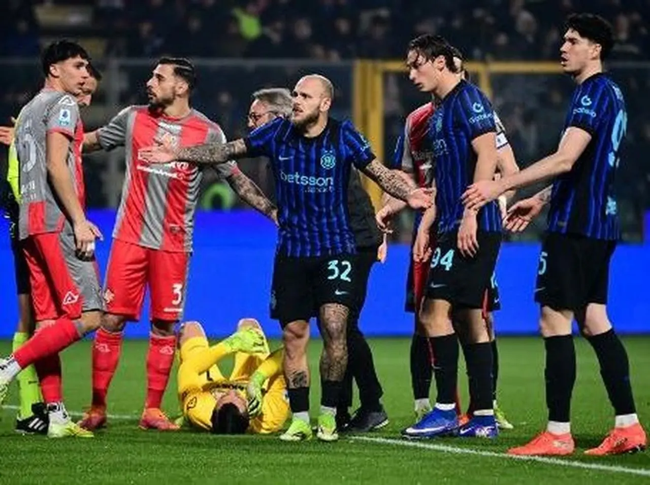 Emil Audero Terkena Flare Suporter Inter, Bos Nerazzurri Marotta Kecam Keras Aksi Konyol Emil Audero Terkena Flare Suporter Inter, Bos Nerazzurri Marotta Kecam Keras Aksi Konyol