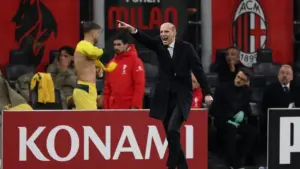 Drama San Siro: Allegri Kartu Merah, Tuding Cesc Fabregas Tarik Baju Saelemaekers
