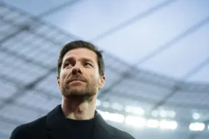 Emmanuel Petit Yakin Xabi Alonso Pilih Liverpool Dibanding Manchester City