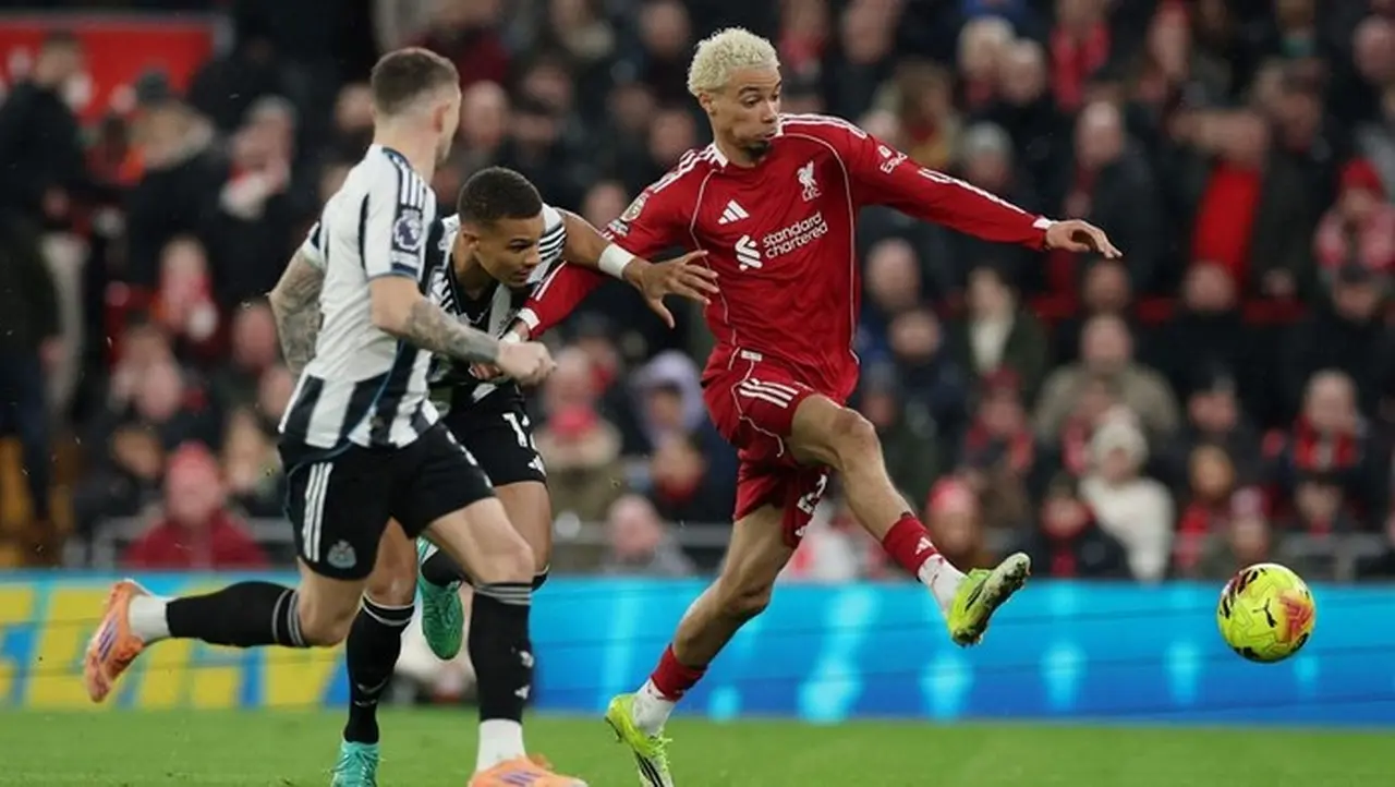 Rooney: Performa Ekitike Bisa Bikin Isak Khawatir di Liverpool